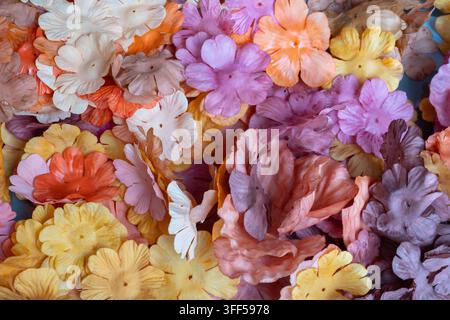 Sfondo di petali di fiori colorati in tonalità pastello calde per un design autunnale Foto Stock