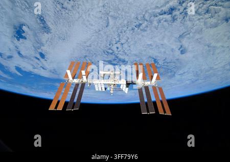 Sospesa e backdropped dalla nerezza di spazio contro il blu della terra si trova la stazione spaziale internazionale. Questa immagine della stazione è stata presa come STS-119 eseguita a volare intorno dopo il disinserimento. Credito di immagine: la NASA Foto Stock