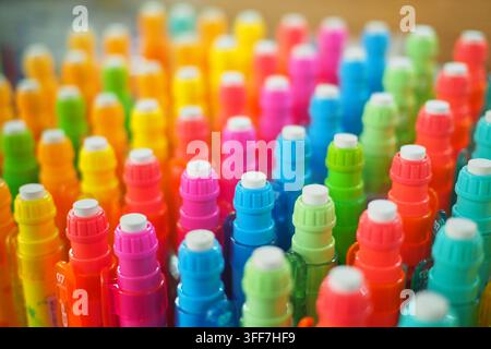 Pennarelli colorati disposti ordinatamente su un tavolo Foto Stock