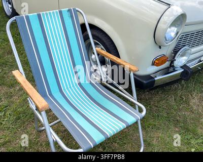 Sedia da campeggio vintage della Germania Est con auto Trabant Foto Stock