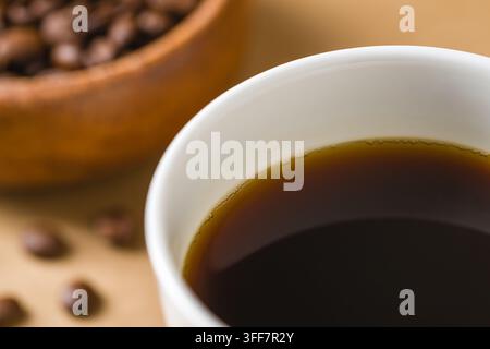 Primo piano estremo di caffè filtro Arabica appena preparato in una tazza di ceramica Foto Stock