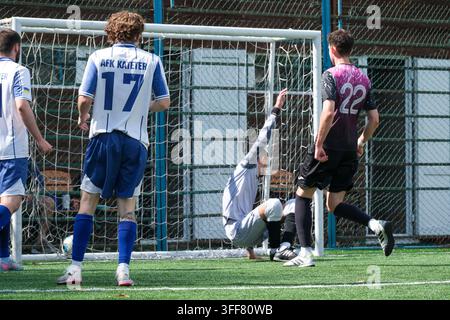 Kyiv, Ucraina, 5 settembre 2026: un portiere di futsal arrabbiato gesticola mentre è sdraiato sull'erba dentro la rete dopo aver subito un gol durante una partita di mini calcio Foto Stock