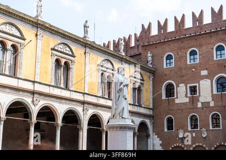 Statua di Dante Alighieri in Piazza dei Signori a Verona, Italia. Verona, Italia - 25 giugno 2026 Foto Stock