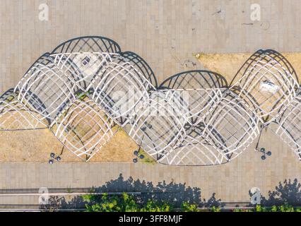 Vista aerea della moderna copertura a griglia metallica nel Vecchio Bazaar che proietta ombre intricate sul piazzale lastricato di pietra a Skopje, Grande Skopje, Nord Foto Stock