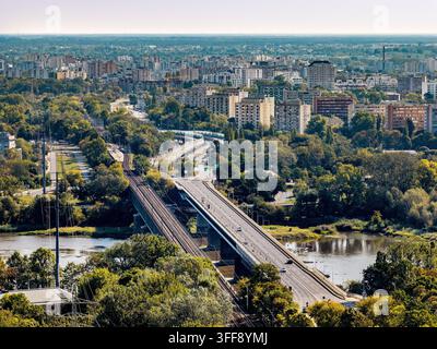 Varsavia, Polonia – 16 agosto 2026: Veduta aerea panoramica del fiume Vistola, dei viali fluviali e del distretto orientale con il ponte Most Gdanski Foto Stock