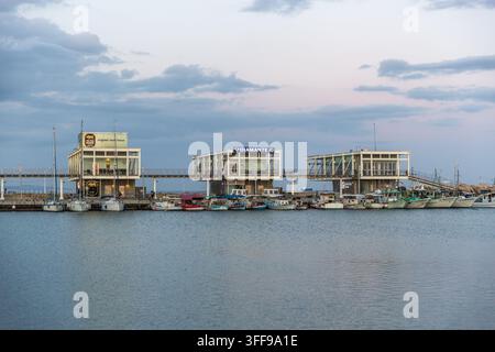 Il vecchio porto di Limassol, Cipro, con i suoi edifici moderni su palafitte che ospitano ristoranti come Diamante Blu e The Steak House. Foto Stock