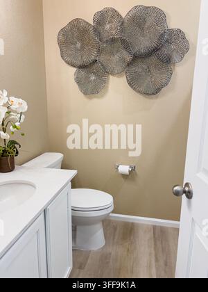 Toilette neutra con decorazione murale Foto Stock