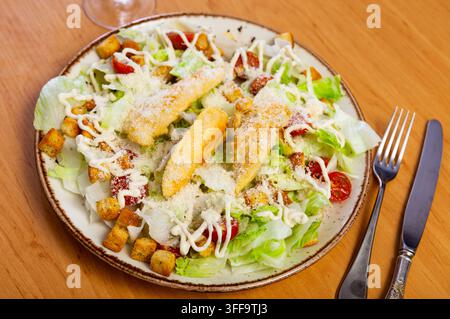 Variante di Caesar Salad con pollo, mix di lattuga e cracker Foto Stock