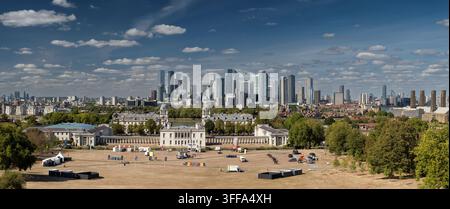 Vista panoramica dell'historico Old Royal Naval College dal Greenwich Park, con vista sulla moderna skyline di Canary Wharf a Londra, Regno Unito. Foto Stock