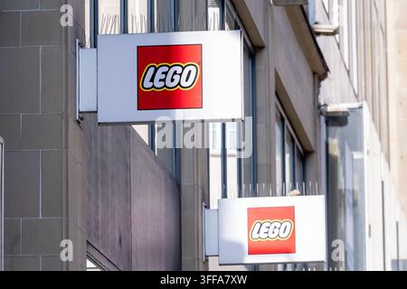 Insegna con il logo di Lego in una filiale corrispondente  Immagine tematica Economia, Vendita al dettaglio nella zona pedonale di Monaco di Baviera, 05.09.2026  Foto: Foto Stock