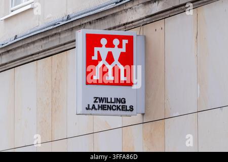 Insegna con il logo di Zwilling J.A. Henckels su una filiale corrispondente  Immagine tematica Economia, commercio al dettaglio nella zona pedonale di Monaco di Baviera Foto Stock