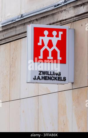 Insegna con il logo di Zwilling J.A. Henckels su una filiale corrispondente  Immagine tematica Economia, commercio al dettaglio nella zona pedonale di Monaco di Baviera Foto Stock