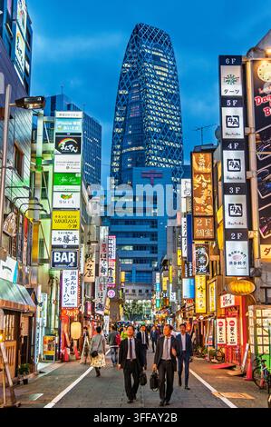 Tokyo Shinjuku West noto come Nishi Shinjuku, con la torre Mode Gakuen di Kenzo Tange a Tokyo, Giappone. Foto Stock