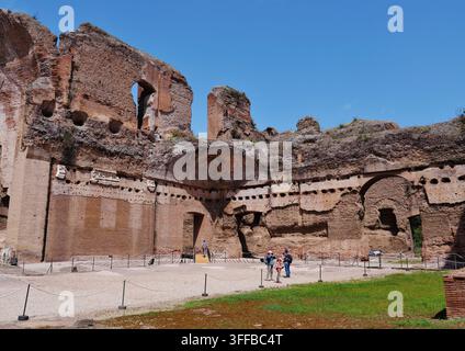 Peristilio sud-est delle Terme di Caracalla/Bagni di Caracalla, Roma, Lazio, Italia, aprile 2024 Foto Stock
