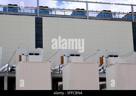 edificio moderno di data center con torri di raffreddamento, Arizona Foto Stock