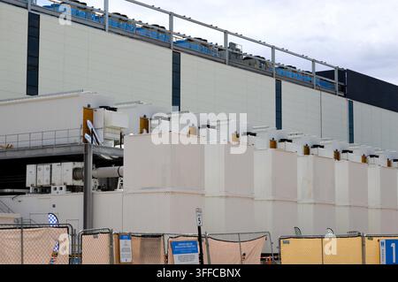 edificio moderno di data center con torri di raffreddamento, Arizona Foto Stock