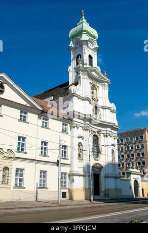 Bratislava, Slovacchia - 11 aprile 2026: Chiesa e convento di Sant'Elisabetta con il suo torreggio barocco dell'orologio in via Spitalska a Bratislava, Slovacchia Foto Stock
