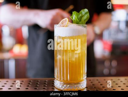 Barista che decora bevande alcoliche da cocktail Foto Stock