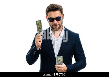 Uomo d'affari incognito con occhiali da sole scuri tiene dollari. Uomo incognito con dollari. Ritratto in contanti con dirigente incognito. Affare segreto Foto Stock