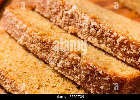 Dolce torta fatta in casa con sidro di mele e zucchero alla cannella Foto Stock