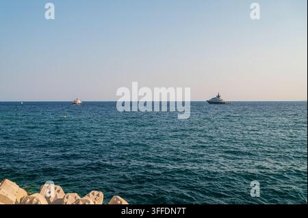Due yacht di lusso che navigano sul blu Mar Mediterraneo sotto un cielo sereno. Foto Stock