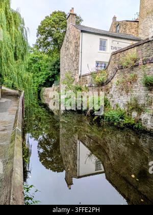 Edificio in pietra e ponte lungo il canale a Skipton Foto Stock