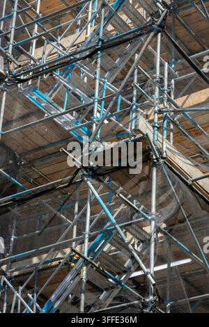 Primo piano astratto di impalcature e reti di protezione sulla Cattedrale di Lincoln per eseguire lavori di ristrutturazione sull'edificio storico. Foto Stock