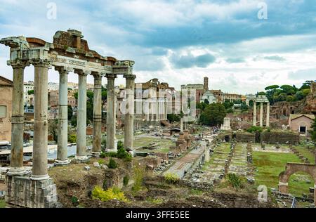 Colonne del Tempio di Saturno e vista panoramica delle rovine del Foro Romano a Roma, Italia. Foto Stock