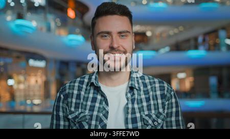 Primo piano ritratto uomo d'affari caucasico che guarda in camera sorridendo con un sorriso ampio e gioioso uomo d'affari studente tipo cliente sorriso positivo con denti bianchi Foto Stock