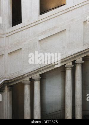 Eleganti colonne in pietra e scala all'interno del Palazzo Barberini Foto Stock