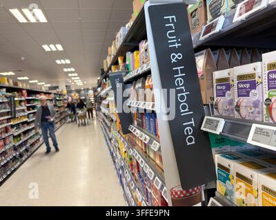 Corridoio di tè alle frutta e alle erbe con tè Twinings sugli scaffali di un supermercato Waitrose in Inghilterra, Regno Unito. Foto Stock