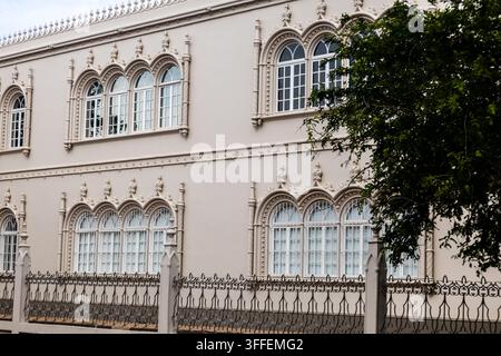 Vista laterale del Museo di Storia Naturale di Maputo in Mozambico, con enfasi sulle finestre ad arco ornate Foto Stock