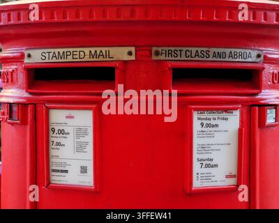 Cassetta postale rossa Royal Mail con due fessure per le lettere, Londra, Regno Unito Foto Stock