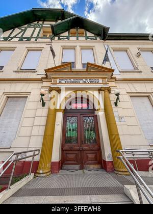 Dettaglio architettonico dell'ingresso dell'ospedale generale acuto Teodoro Alvarez a Flores Buenos Aires Argentina Foto Stock