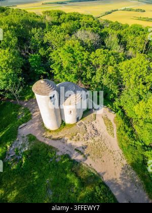 Vista aerea della storica Rotonda di San Giorgio in cima al Monte Rip, circondata da una lussureggiante foresta verde e sentieri escursionistici a Mnetes, Usti nad Labem Regi Foto Stock