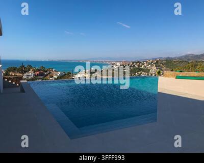 La piscina Infinity offre splendide viste panoramiche del mar mediterraneo, della spiaggia e della città costiera di oropesa del mar a castellon, comunità valenciana Foto Stock