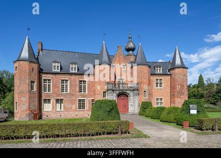 Castello di Rumbeke / Kasteel van Rumbeke del XVI secolo nelle Fiandre Occidentali, uno dei più antichi castelli rinascimentali belgi in Belgio in estate Foto Stock