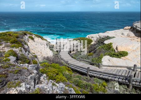 Passeggiata in legno scenografica che conduce alla spiaggia di Diaz nel Capo Point, Città del Capo, Sudafrica Foto Stock
