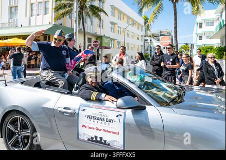 Miami Beach, USA - 11 novembre 2025: Parata della Giornata dei Veterani con personale militare in una macchina decappottabile su Ocean Drive, Miami Beach Foto Stock