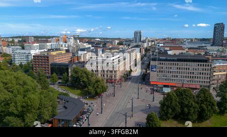 Panorama aereo ad alta risoluzione di droni del centro città di Tampere durante una giornata estiva soleggiata in Finlandia. Paesaggio urbano scenografico che mostra l'architettura del centro Foto Stock