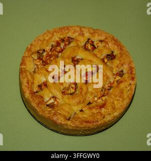 Torta di mele fatta in casa cotta al forno con cannella Foto Stock