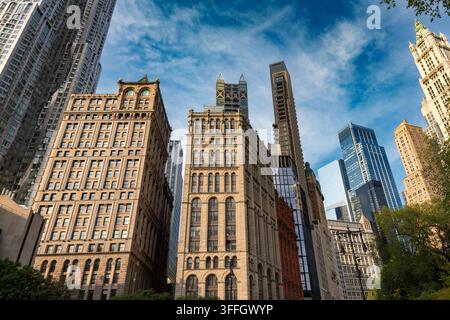 Una vista impressionante verso l'alto della miscela di edifici storici e moderni nel centro di Manhattan, New York. Foto Stock