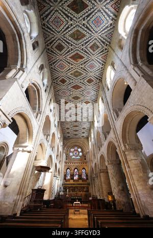 La chiesa sopravvissuta a Waltham Abbey, dove si trova la pietra commemorativa dei re Harold, ucciso nella battaglia di Hastings nel 1066, nell'Essex, Regno Unito. Foto Stock