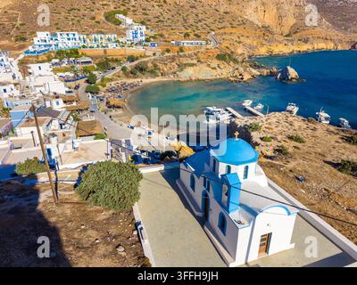 Vista su una baia marina con una splendida spiaggia e una chiesa tradizionale nel villaggio di Foiniki sull'isola di Karpathos in Grecia Foto Stock