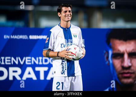 Álvaro Morata alla presentazione come nuovo giocatore del CD Leganés. Álvaro Morata durante la sua presentazione come nuovo giocatore del CD Leganés all'Estadio Ontime Butarque il Augu Foto Stock