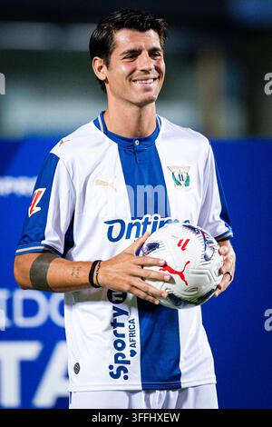 Álvaro Morata alla presentazione come nuovo giocatore del CD Leganés. Álvaro Morata durante la sua presentazione come nuovo giocatore del CD Leganés all'Estadio Ontime Butarque il Augu Foto Stock