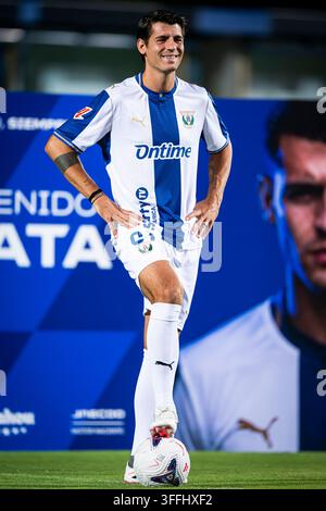 Álvaro Morata alla presentazione come nuovo giocatore del CD Leganés. Álvaro Morata durante la sua presentazione come nuovo giocatore del CD Leganés all'Estadio Ontime Butarque il Augu Foto Stock
