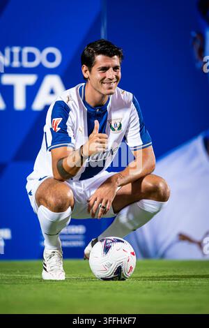Álvaro Morata alla presentazione come nuovo giocatore del CD Leganés. Álvaro Morata durante la sua presentazione come nuovo giocatore del CD Leganés all'Estadio Ontime Butarque il Augu Foto Stock