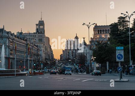 Madrid, Spagna: 7 apr. 2025 – La fontana illuminata di Cibeles spruzza acqua nel cielo crepuscolare su Plaza de Cibeles a Madrid, incorniciata da terre ornate Foto Stock