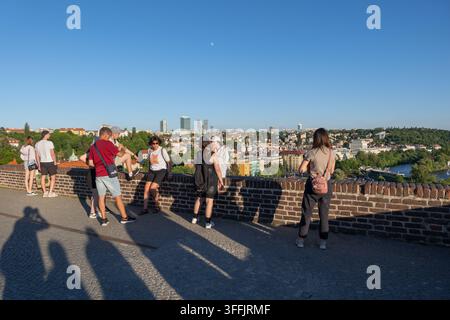 Persone su un punto panoramico sulla collina di Vysehrad che si affaccia sulla città di Praga nella Repubblica Ceca. Foto Stock